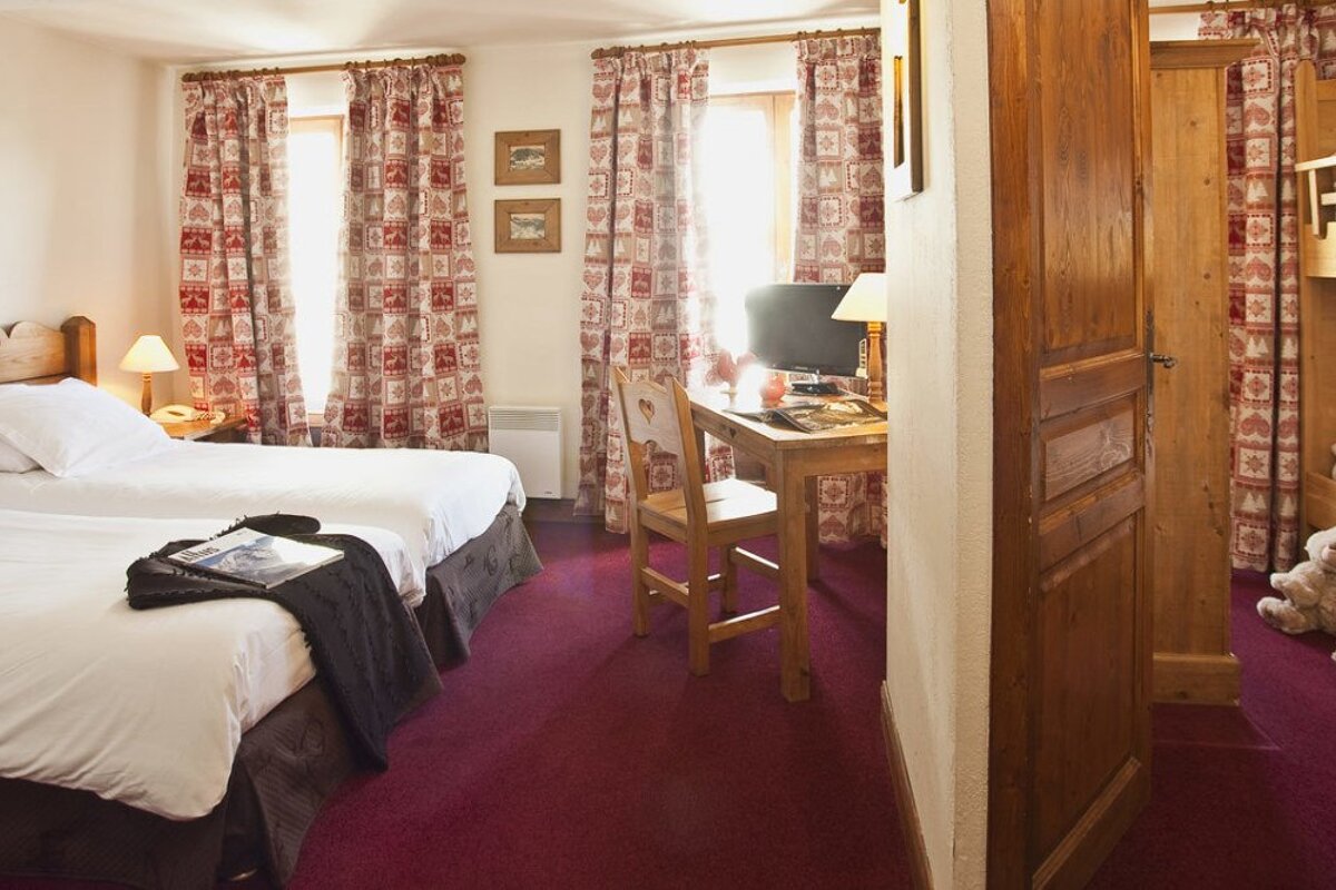 Les Lauzes Hotel, Val d'Isere family room