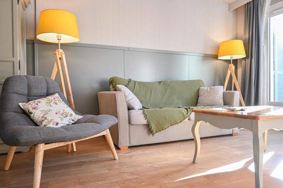 A living room with a couch and two lamps