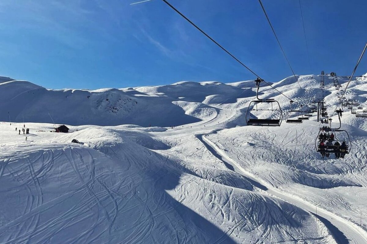 empty pistes on a bluebird day in Les Arcs