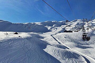 empty pistes on a bluebird day in Les Arcs