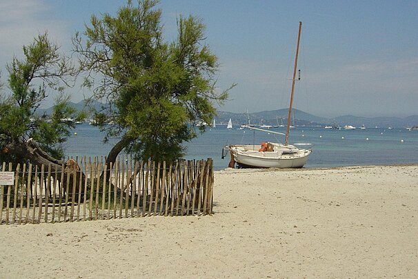 white sand and a boat on canoubiers beach