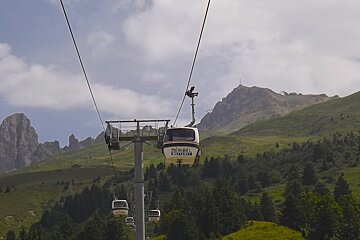 a gondola lift in meribel