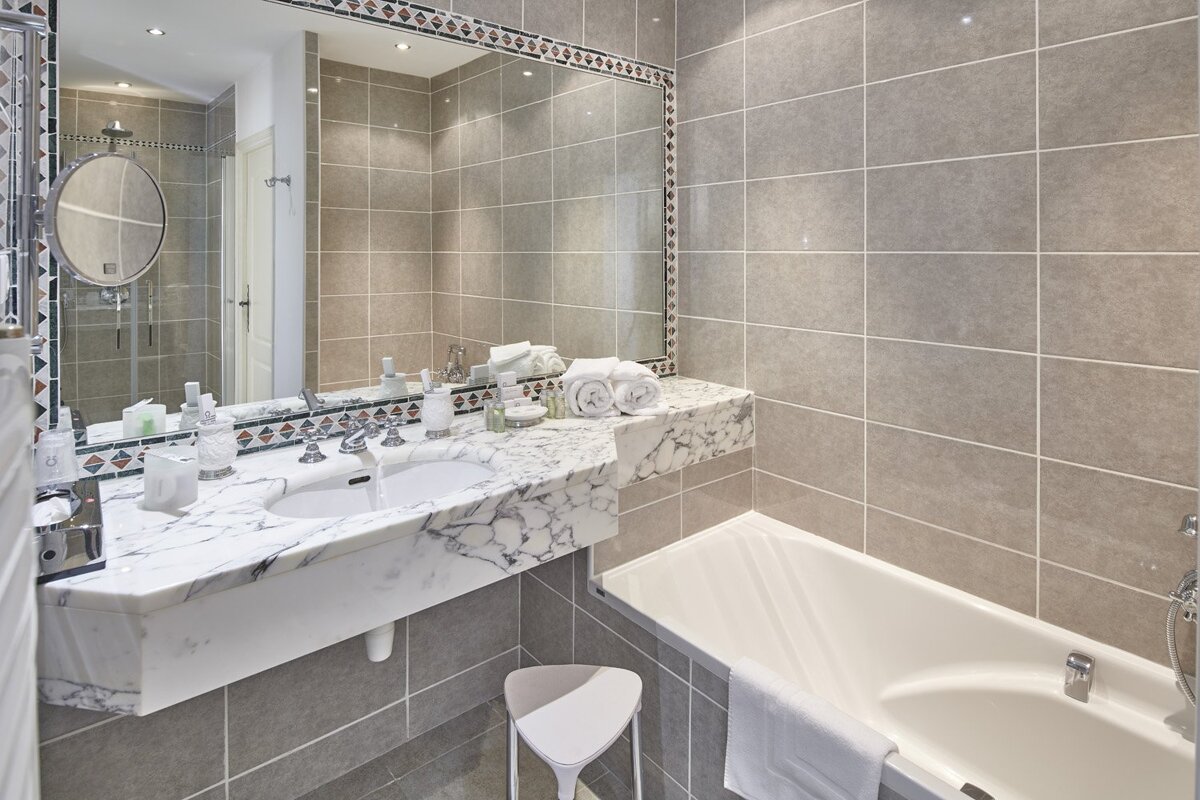 A bathroom with two sinks and a bathtub