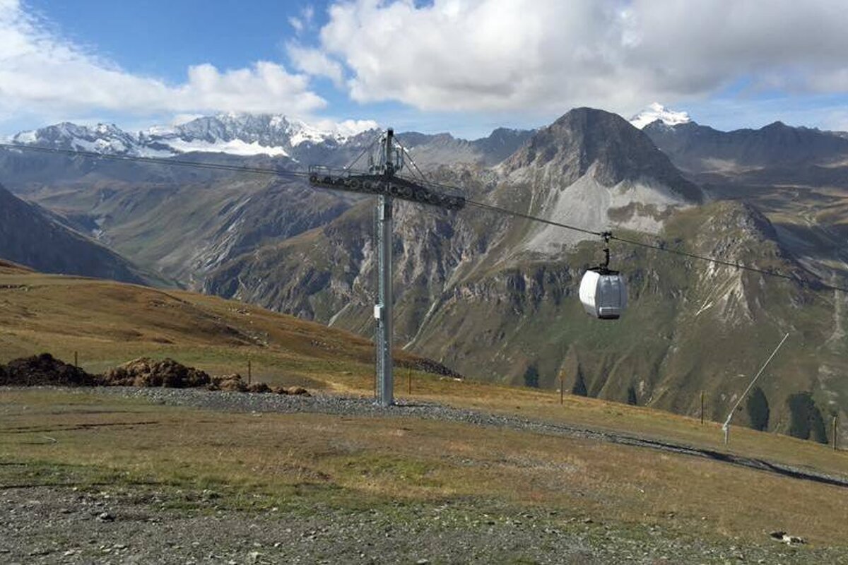 a new gondola in val disere solaise