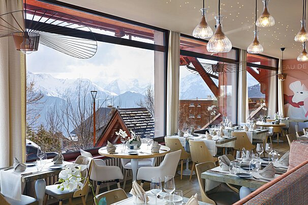 A restaurant with a sign that says eau de on it