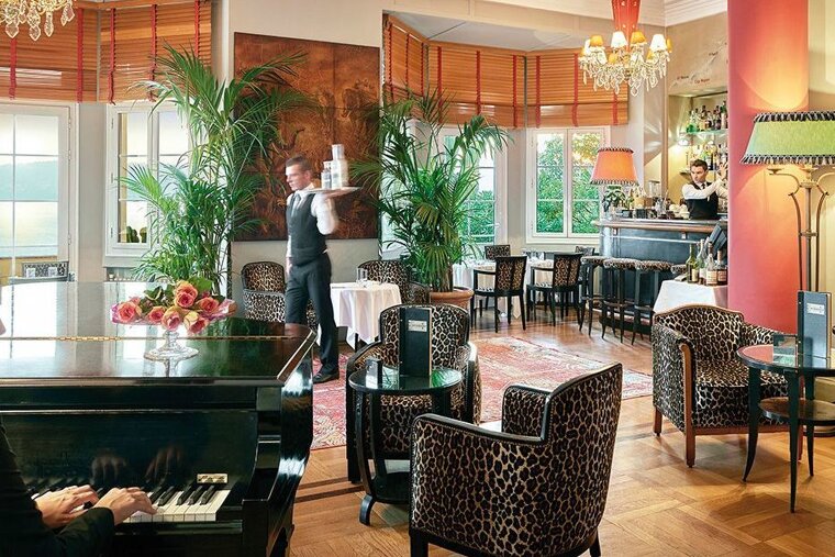 Fitzgerald Piano Bar, Juan les Pins interior