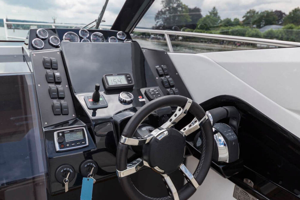 Galeon 305 Open 10.4m Motor Yacht, Palma de Mallorca helm