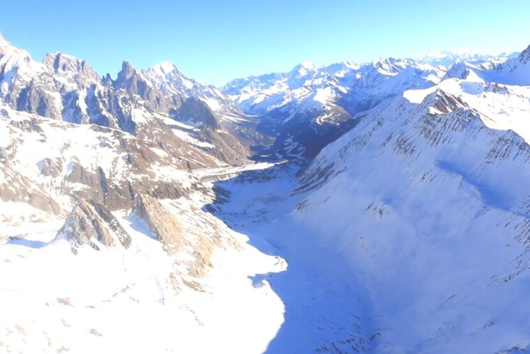 a helicopter flight to Mont blanc from les arcs
