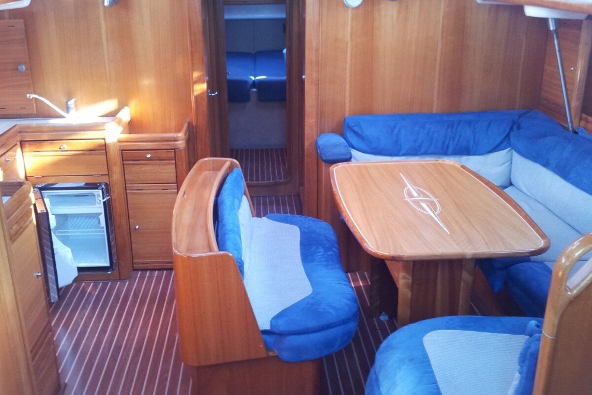 Bavaria 46 14m Sailing Yacht, Palma Centre & Marina saloon