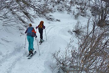 2 female skiiers on a skin track
