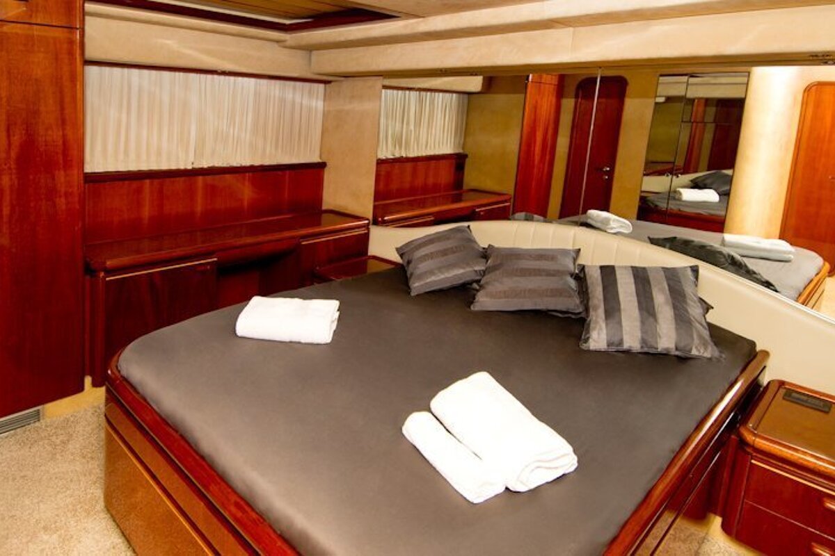 Ferretti 70' 21.7m Motor Yacht, Palma de Mallorca cabin