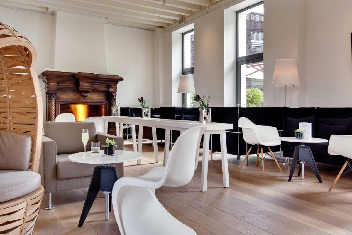 Hotel Le Saint-James Relais & Chateaux, Bordeaux Area lounge room 