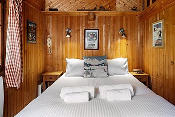 A bed with a pillow that says les cats on it