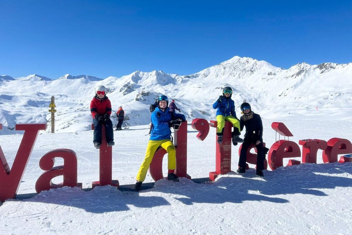 A group of people standing in front of a sign that says valdiere
