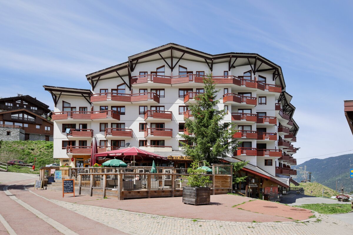 A large building with a restaurant in front of it