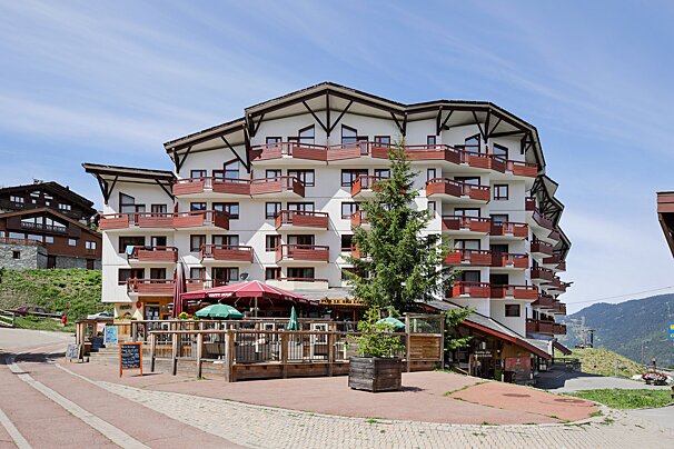 A large building with a restaurant in front of it