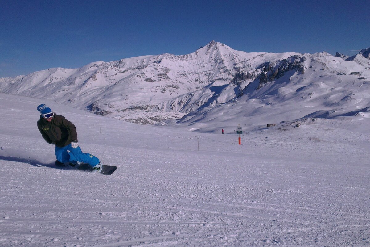snowboarder on piste blue skies