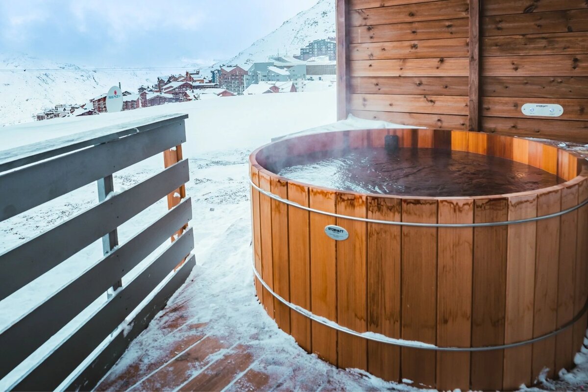 A wooden hot tub with a white sticker that says ' norway ' on it