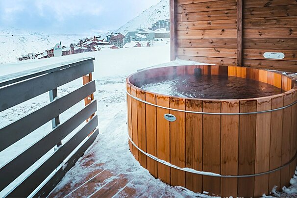 A wooden hot tub with a white sticker that says ' norway ' on it