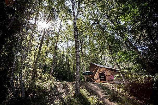 Sleep under wood and canvas at Huttopia