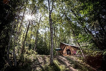 Sleep under wood and canvas at Huttopia