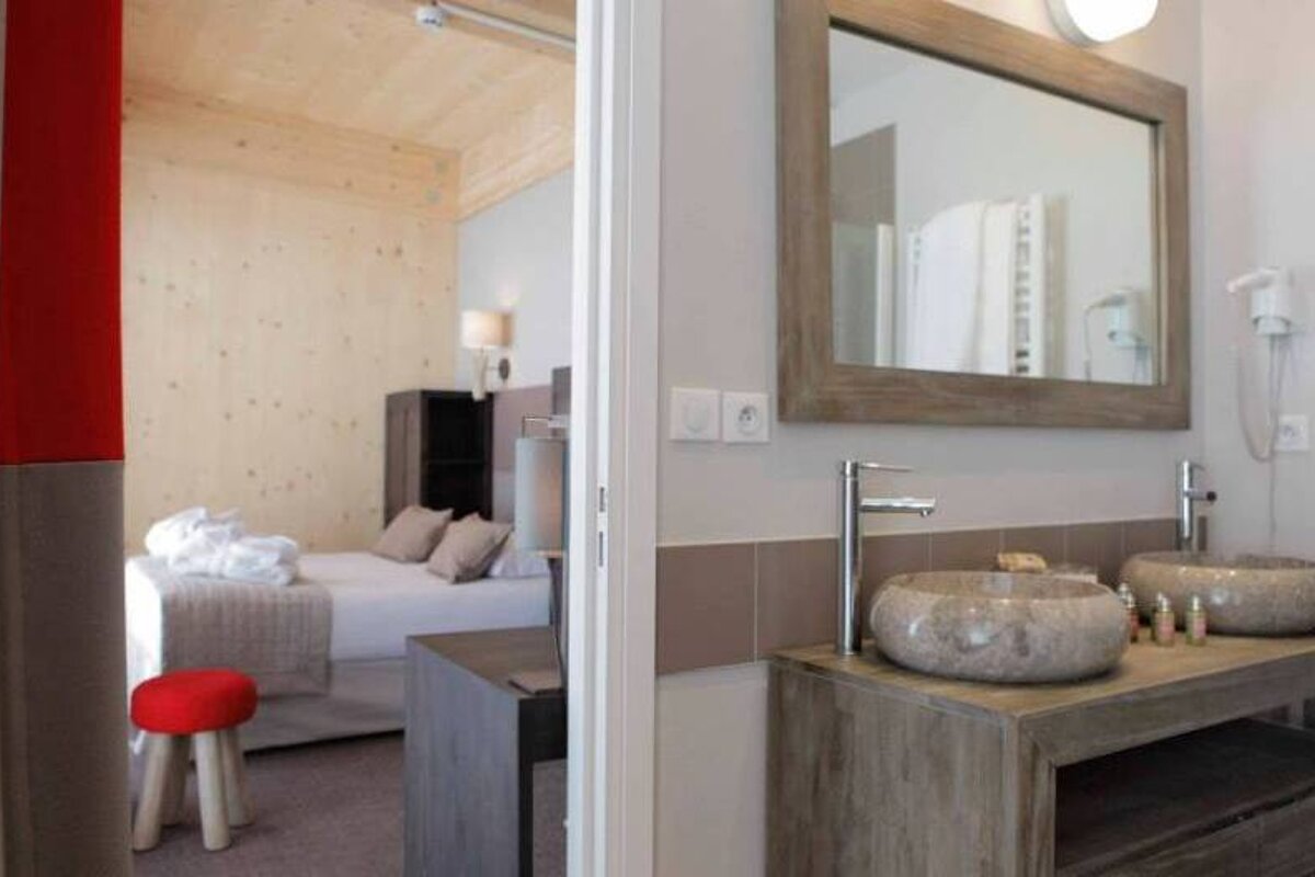 Aiguille Grive Chalet Hotel, Arc 1800 double bedroom