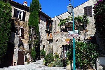 stone buildings on the streets of Cagnes sur mer