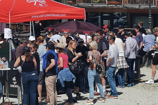 Fetes des Tovets, people gathered for food and drink in Courchevel village