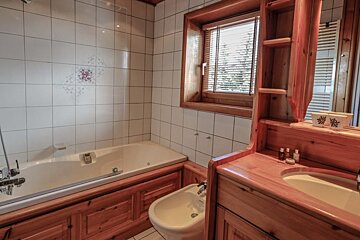 Plein Sud Apartment, Val d'Isere - Centre bathroom