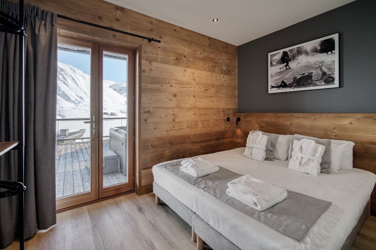 A bedroom with a bed and a picture on the wall