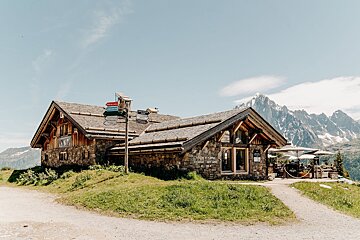 A building with a sign that says ' montagne ' on it