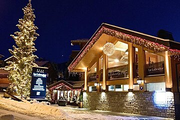 A large building with a sign that says le labrador