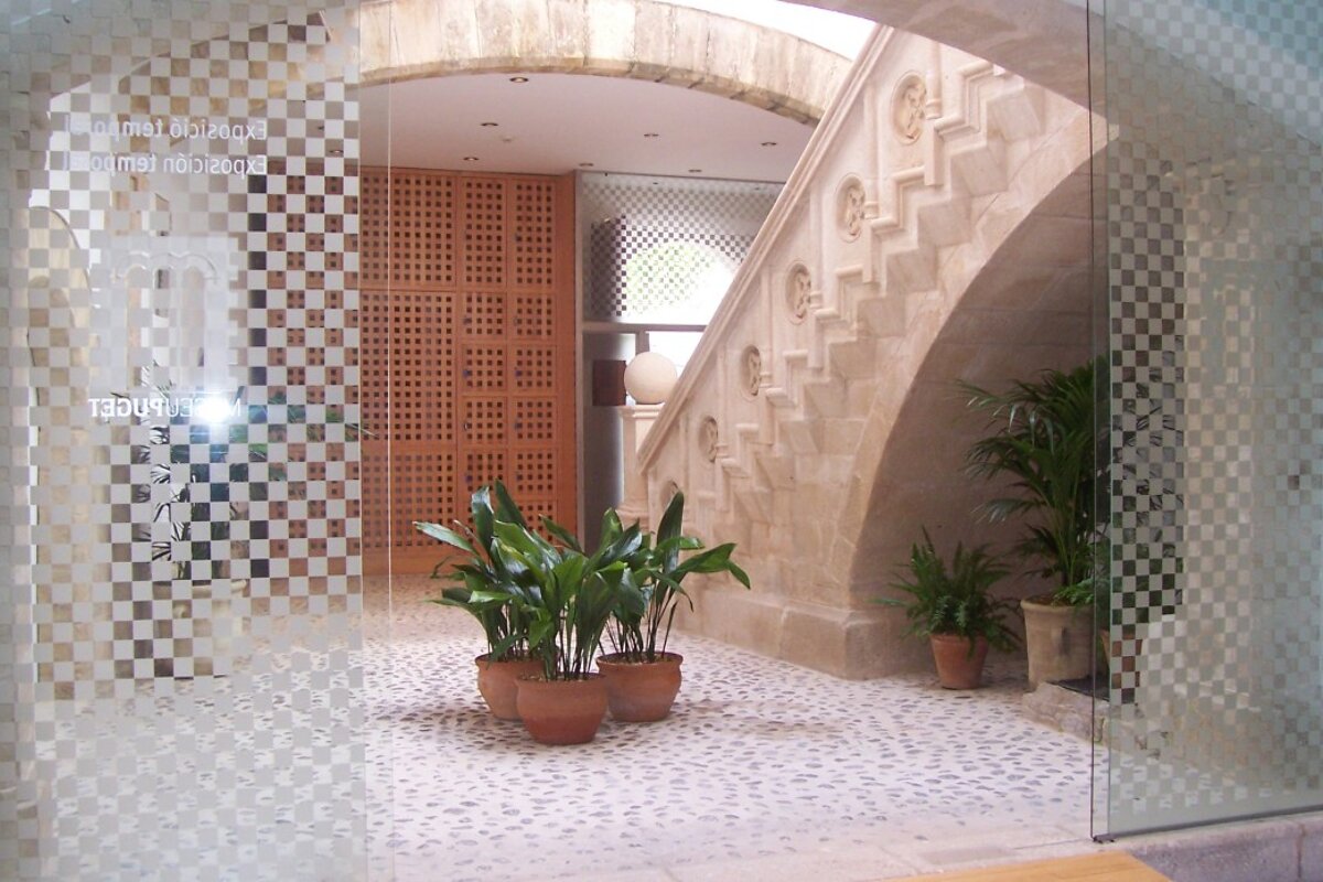 A staircase with a sign that says tapestry on it