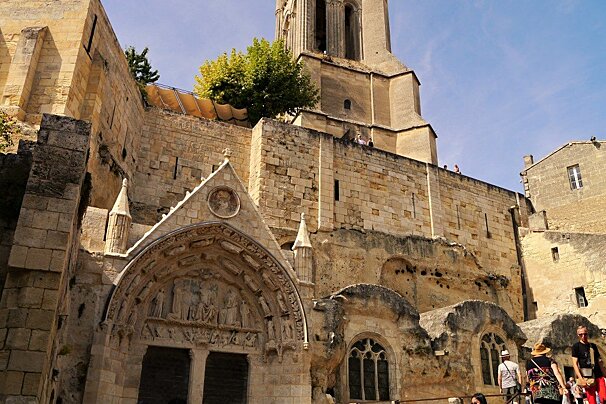 the front of eglise monlithe st emilion