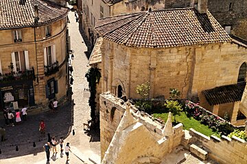 looking down from the top of eglise monolithe st emilion