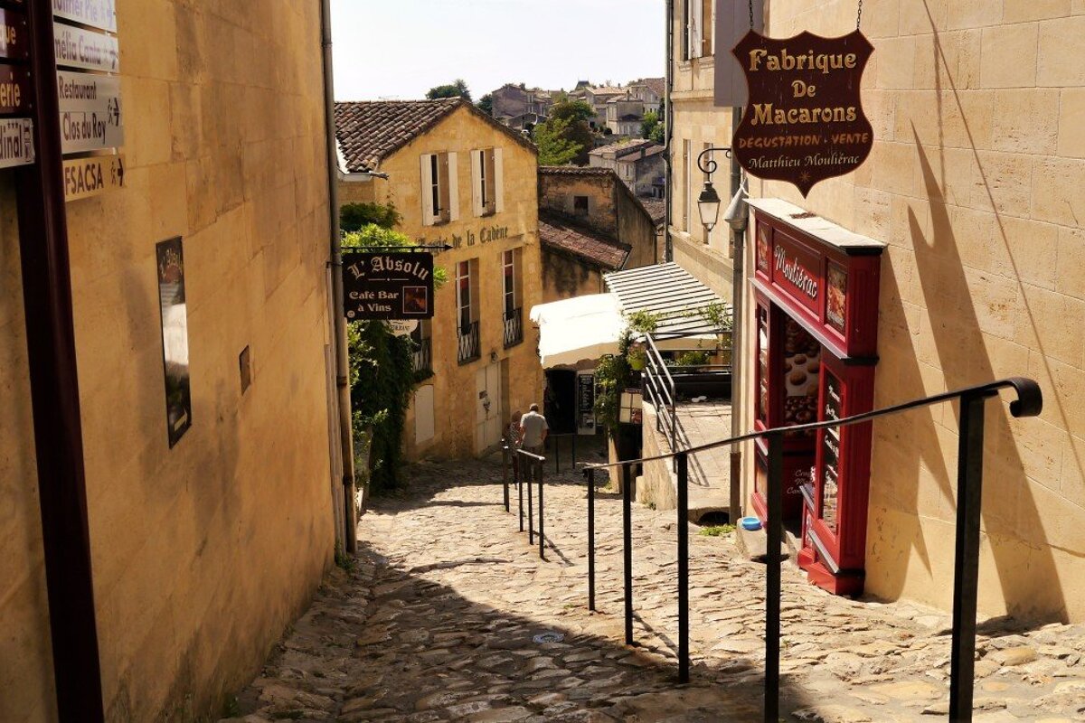 naroow steep street in st emilion