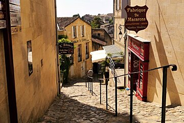 naroow steep street in st emilion