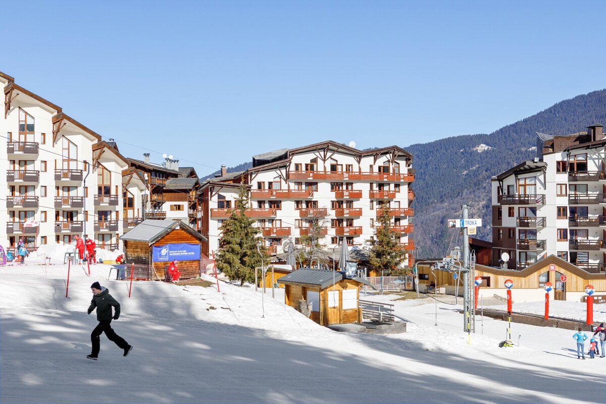 A ski resort with a blue sign that says ' montagne ' on it