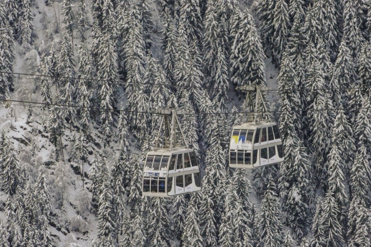 a cable car in les arcs