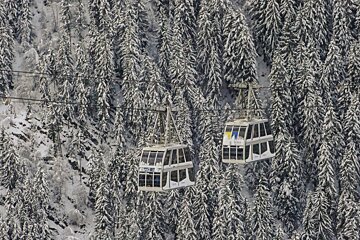 a cable car in les arcs