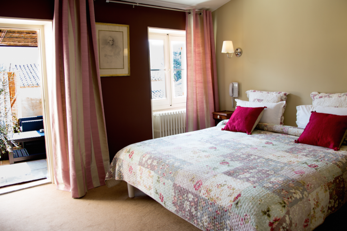 Auberge de la Reine Jeanne Hotel, Saint Remy de Provence double bedroom