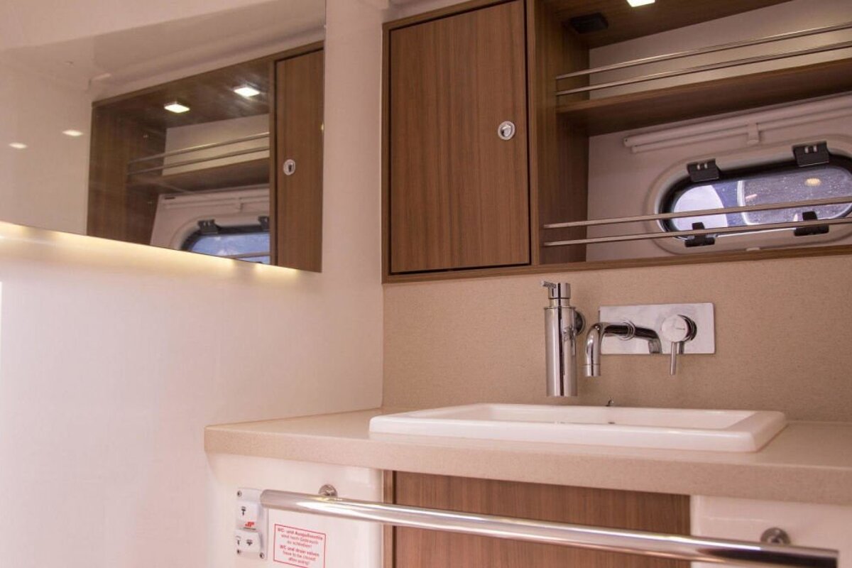 Bavaria 43 HT Motor Yacht, Palma de Mallorca bathroom