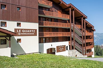 A building with a sign that says le quartz on it