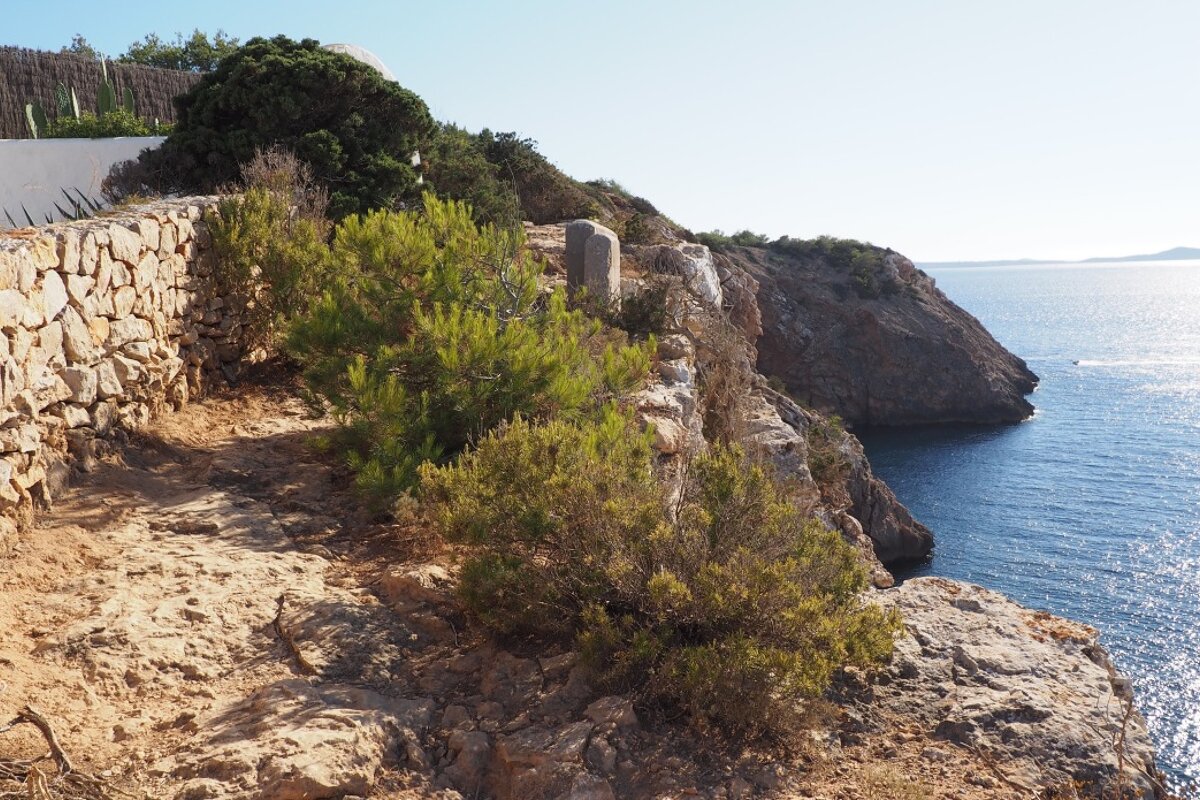 a narrow dirt path on a cliff top in ibiza