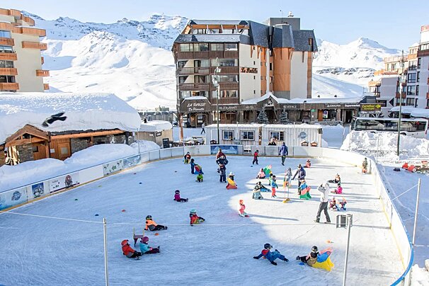 Children skating on the ice skating rink in Val Thorens