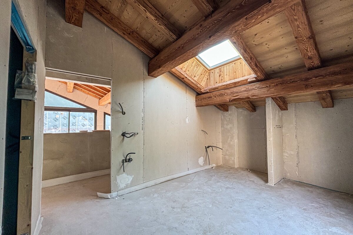 An empty room with a skylight in the ceiling