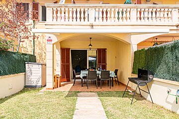 A patio with a table and chairs and a sign that says ' alarma ' on it
