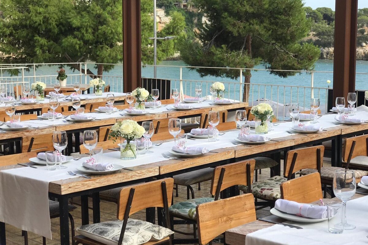 tables on the terrace at Restaurante Quince