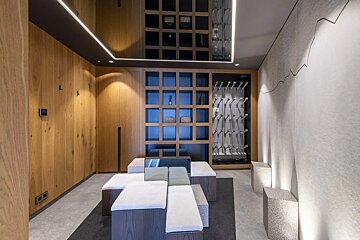 A room with a mirrored ceiling and a shelf with the letter l on it