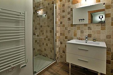 Hellebore Chalet, Plagne Soleil / Village shower room